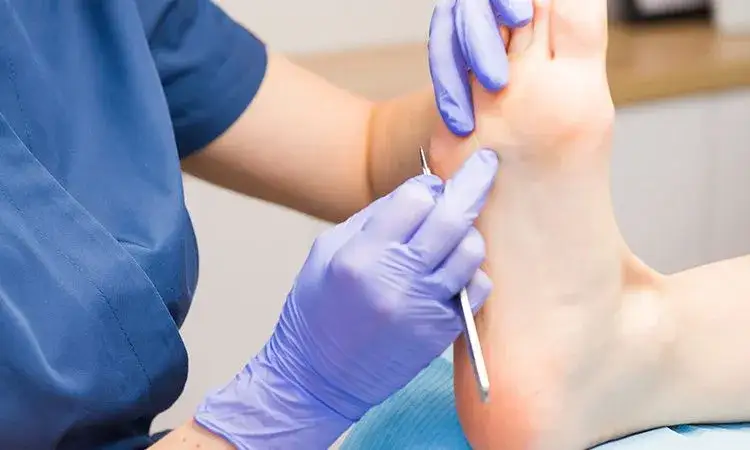 Czym zajmuje się lekarz podolog i jak może uratować Twoje stopy