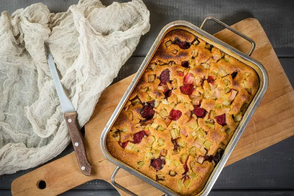 Pyszne ciasto budyniowe z rabarbarem - prosty przepis na deser, który zachwyca