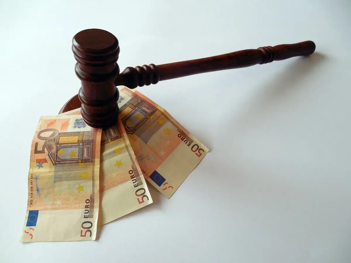 Młotek sędziowski na banknotach 50 euro.