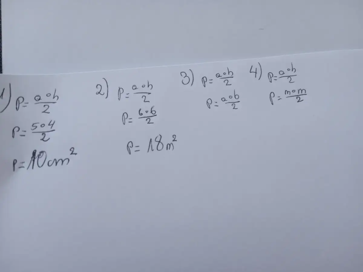 Zapisz jakie pola mają poniższe trójkąty prostokątne i porównaj je