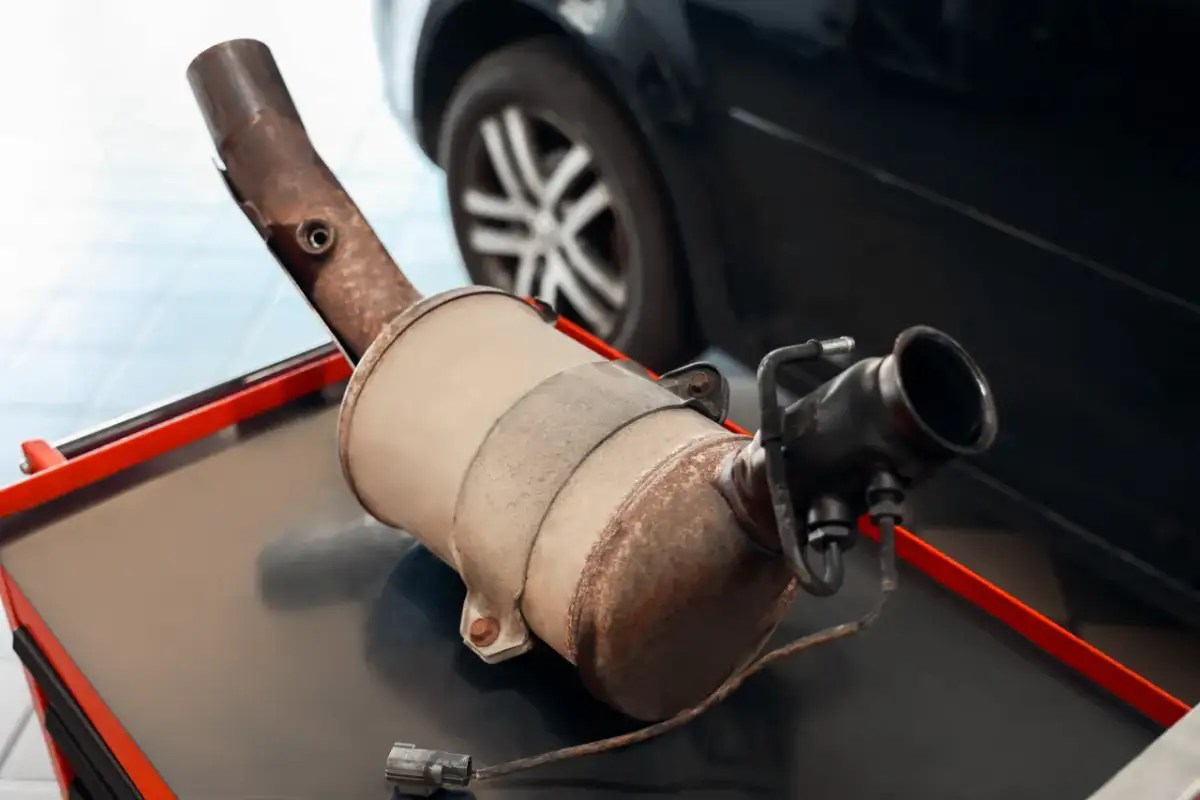 Zużyty DPF z VW, z widocznymi śladami sadzy. Trudno określić ile gram sadzy w dpf vw, ale wygląda na zapchany.