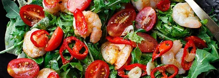 Najlepsze sałatki do krewetek, które zaskoczą Twoich gości smakami