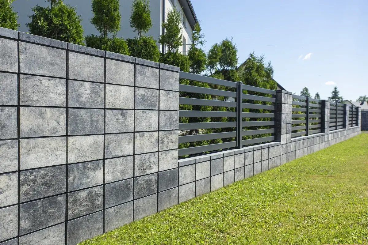 Płot betonowy: Ile kosztuje przęsło? Ceny, montaż i oszczędności