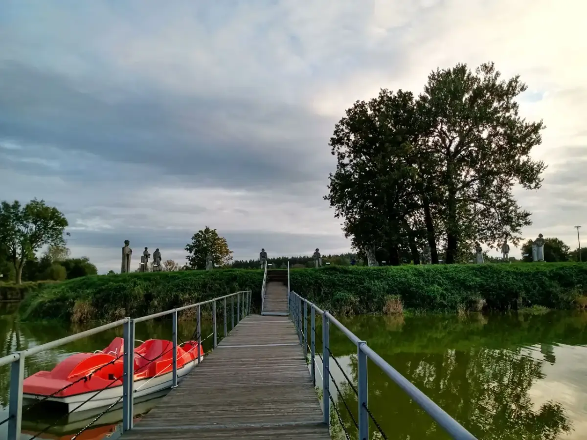 Łochów atrakcje, które zaskoczą całą rodzinę i umilą czas