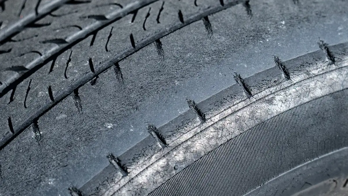 Jak sprawdzić czy opony są zimowe i uniknąć niebezpieczeństwa na drodze