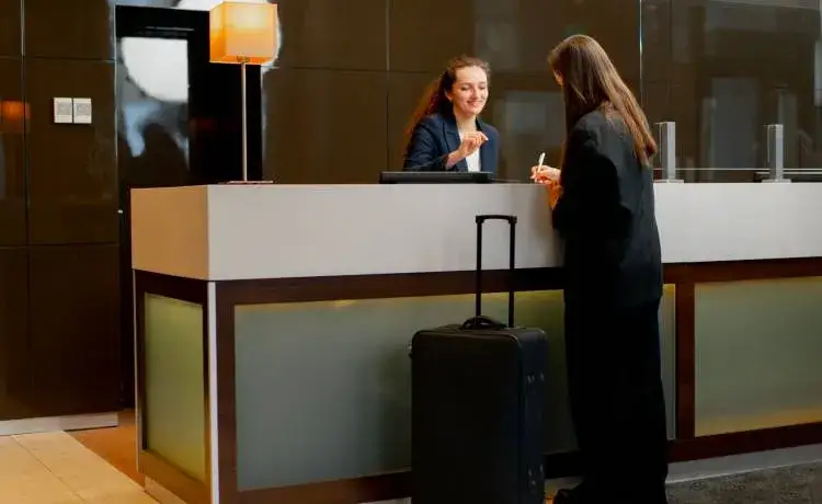 Czy w hotelu trzeba pokazać dowód? Sprawdź, co musisz wiedzieć