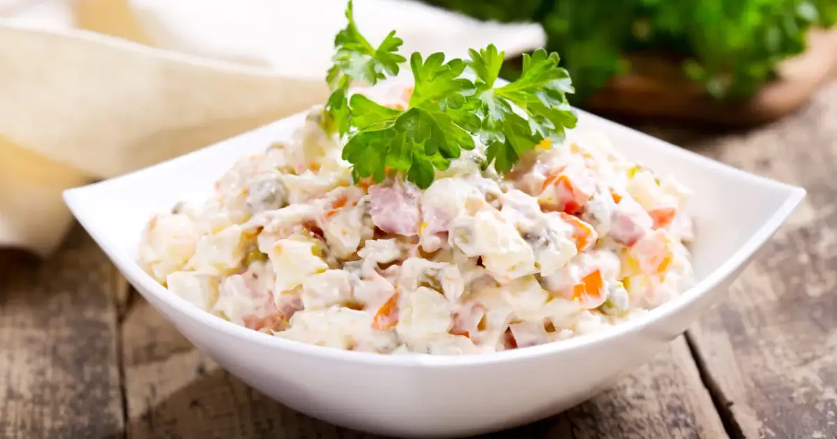 Czy obierać warzywa do sałatki przed gotowaniem, by zachować smak?