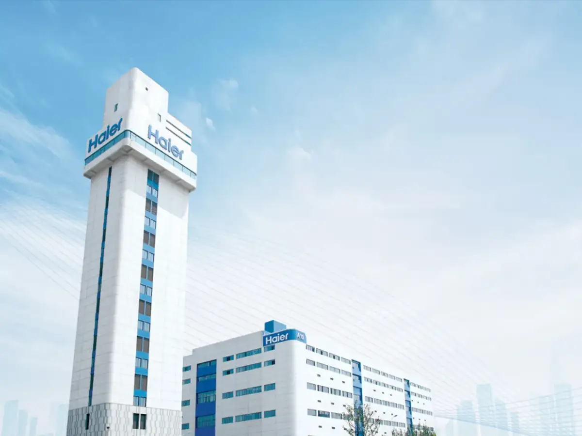 Nowoczesne budynki z logo Haier. Firma Haier to globalny producent elektroniki użytkowej i sprzętu AGD.