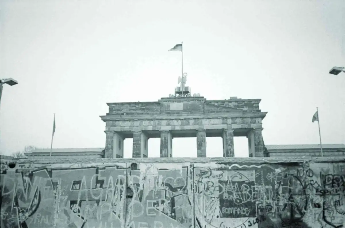 Brama Brandenburska nad murem berlińskim, symbolem podziału miasta od momentu, kiedy wybudowano mur berliński.
