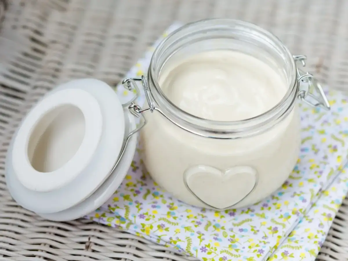 Wegański majonez z czego? Odkryj składniki, które zaskoczą smak