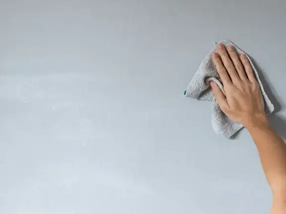 Jak usunąć plamy z farby z paneli? Świeże i zaschnięte bez uszkodzeń!