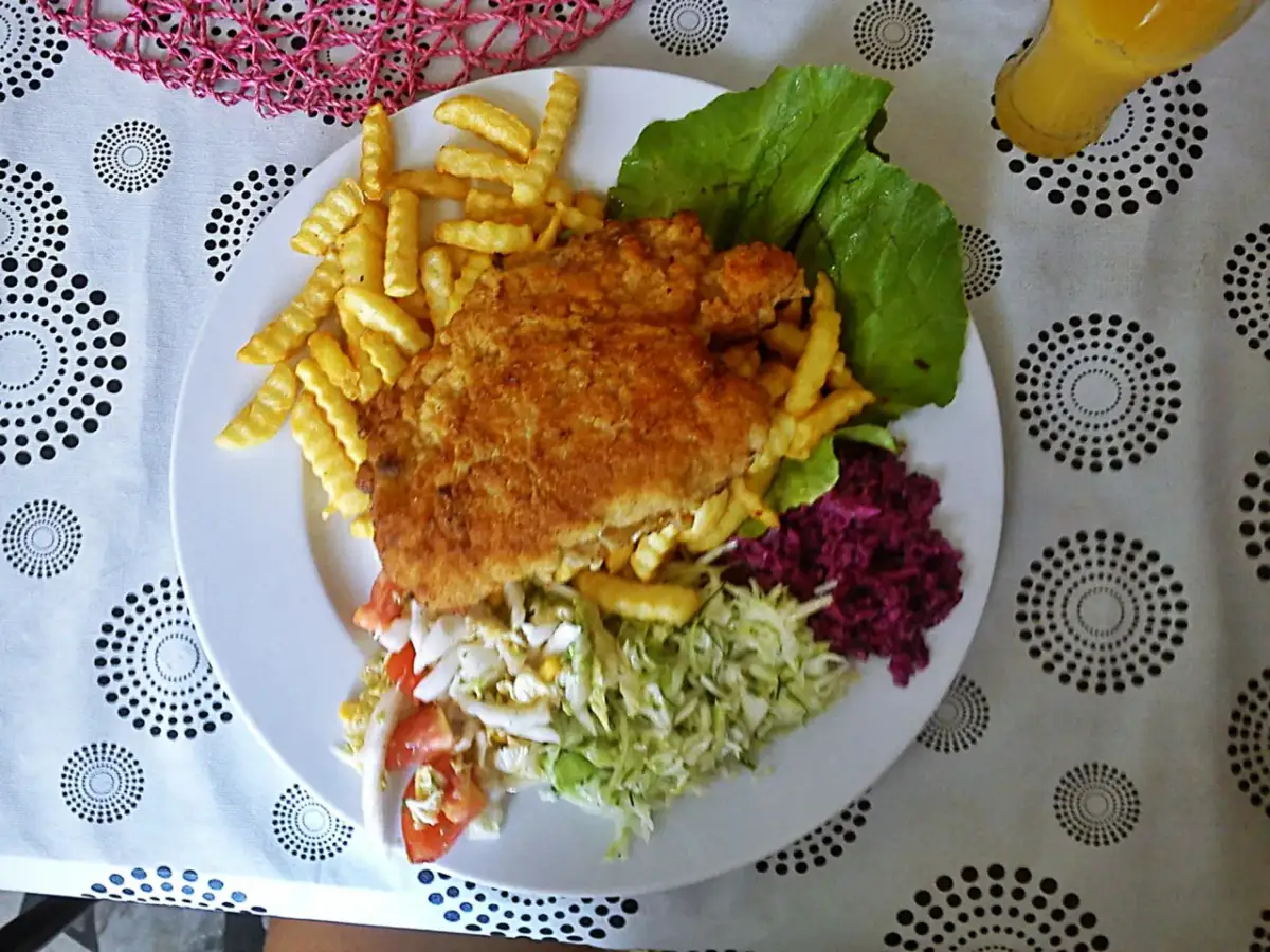 Idealne surówki do frytek i schabowego – przepisy na smaczne dodatki