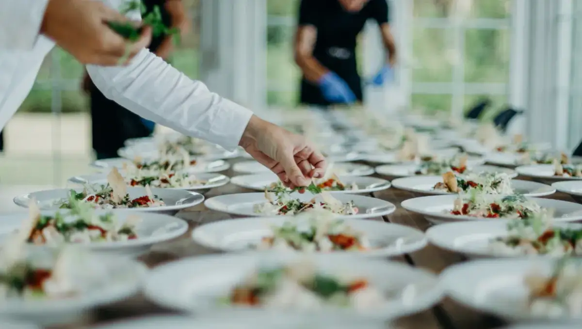 Catering na 30 osób: Ile zapłacisz? Budżet i triki oszczędności.
