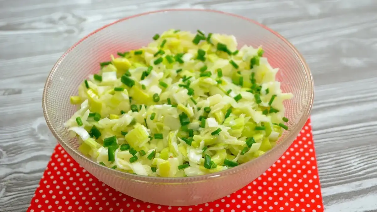 Jak zrobić surówkę z pora, która zachwyci smakiem i prostotą