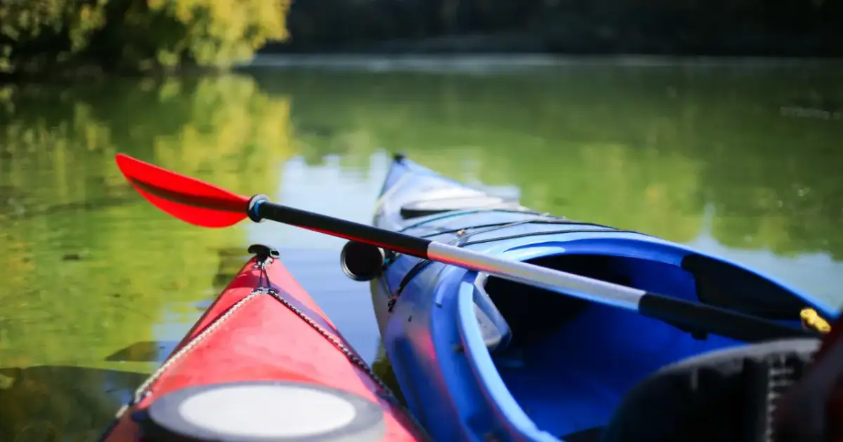 Jedzenie na kajaki: co zabrać na spływ? Porady eksperta!