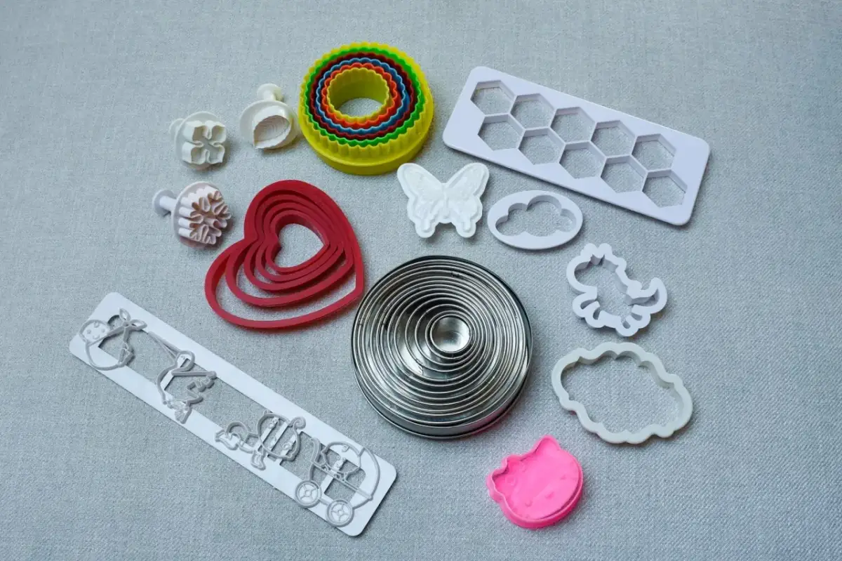 Zestaw foremek do masy cukrowej: serca, motyl, dinozaur, chmurki, pszczoły, wózek dziecięcy. Idealne, by dowiedzieć się, jak przykleić figurki z masy cukrowej.