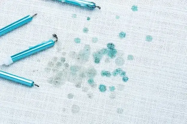 Jak pozbyć się wosku z ubrań - skuteczne metody na uporczywe plamy