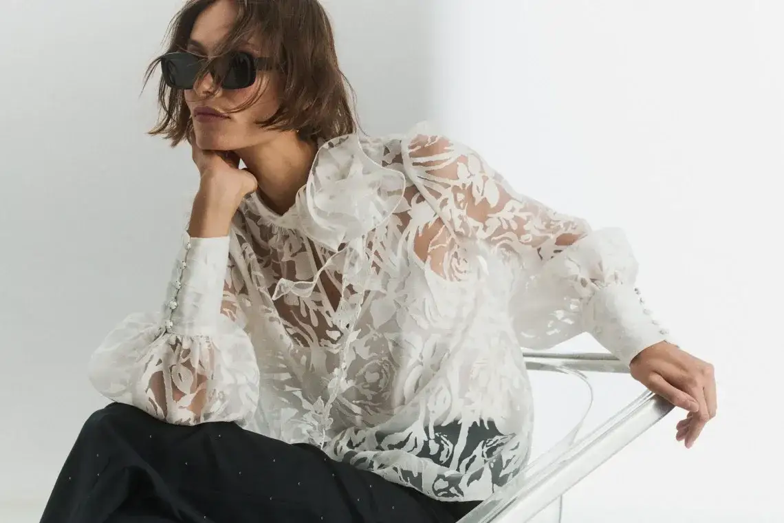 Stylowe bluzki na co dzień, które podkreślą Twój komfort i urodę