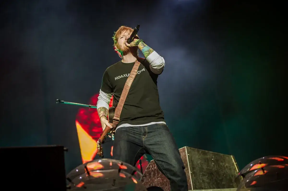 Ile Ed Sheeran zarabia na koncercie? Milionowe stawki i kulisy