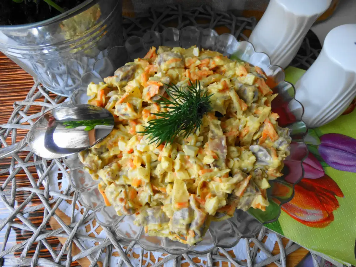 Sałatka z żołądków drobiowych: przepis, gotowanie i wariacje