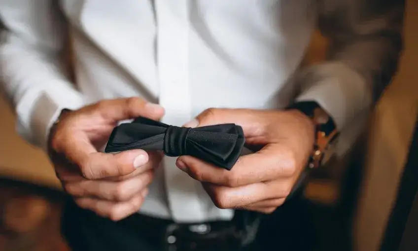 Jaka muszka do czarnej koszuli? Oto najlepsze wybory na każdą okazję