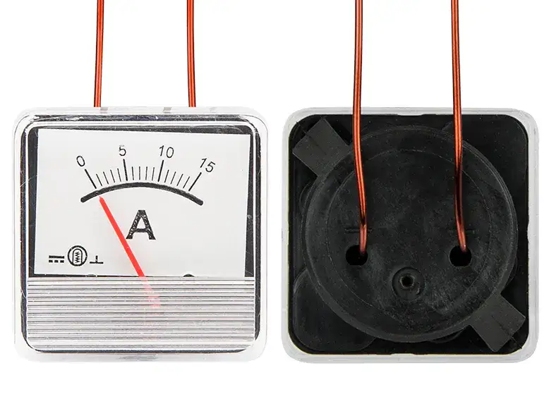 Co wskazuje amperomierz na prostowniku i jak uniknąć błędów?