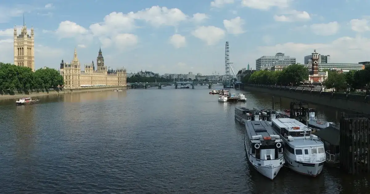 Nad jaką rzeką leży Londyn? Odkryj tajemnice Tamizy i jej znaczenie