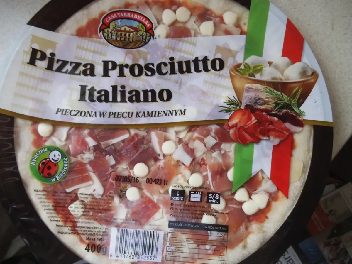 Pizza Prosciutto Italiano z Biedronki, pieczona w piecu kamiennym. Zastanawiasz się, ile kosztuje pizza w Biedronce? Ta wygląda apetycznie!