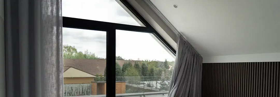 Alternatywy dla karnisza: 7 pomysłów na stylowe okna bez wiercenia