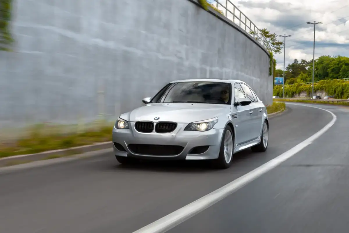 BMW M5 V10 E60/E61: Ikona, koszty i pułapki. Czy warto kupić?
