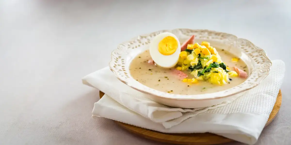 Pyszny żurek z ziemniakami, jajkiem i kiełbasą. Idealny przepis na rozgrzewający obiad.