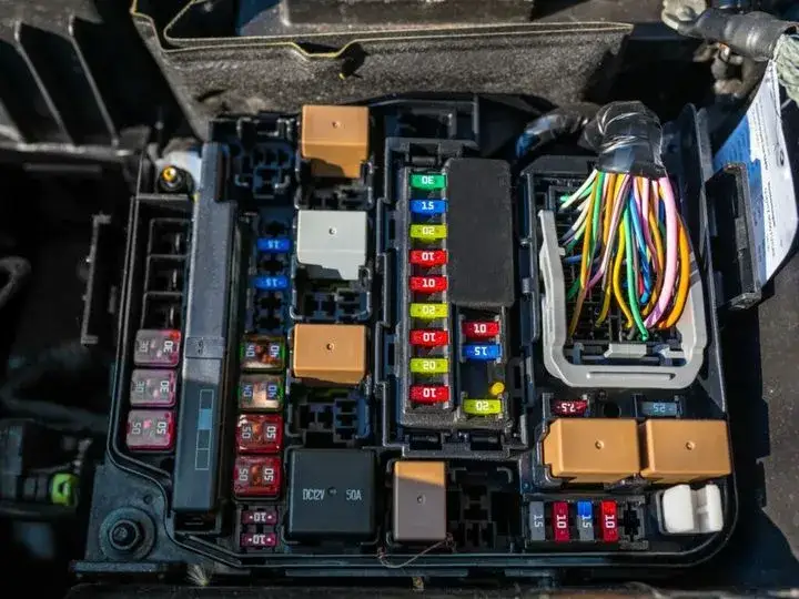 Jak wygląda spalony bezpiecznik? Oto objawy i oznaki uszkodzenia