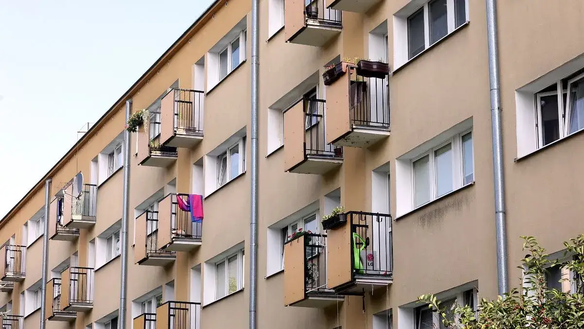 Czy można palić na balkonie w bloku? Poznaj przepisy i ograniczenia