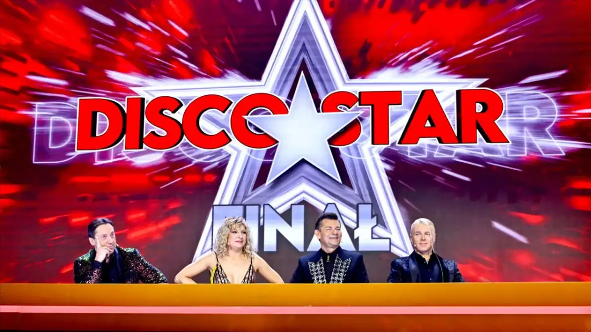 Czterech jurorów siedzi za stołem, a nad nimi logo "Disco Star Finał". To oni decydują o tym, które piosenki trafią do finałowego odcinka.