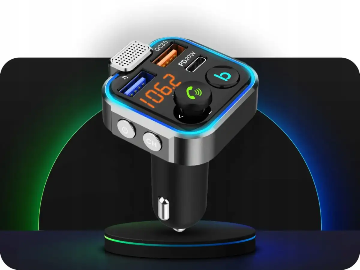 Nowoczesny transmiter FM z wyświetlaczem 106.2, portami USB i przyciskiem Bluetooth.