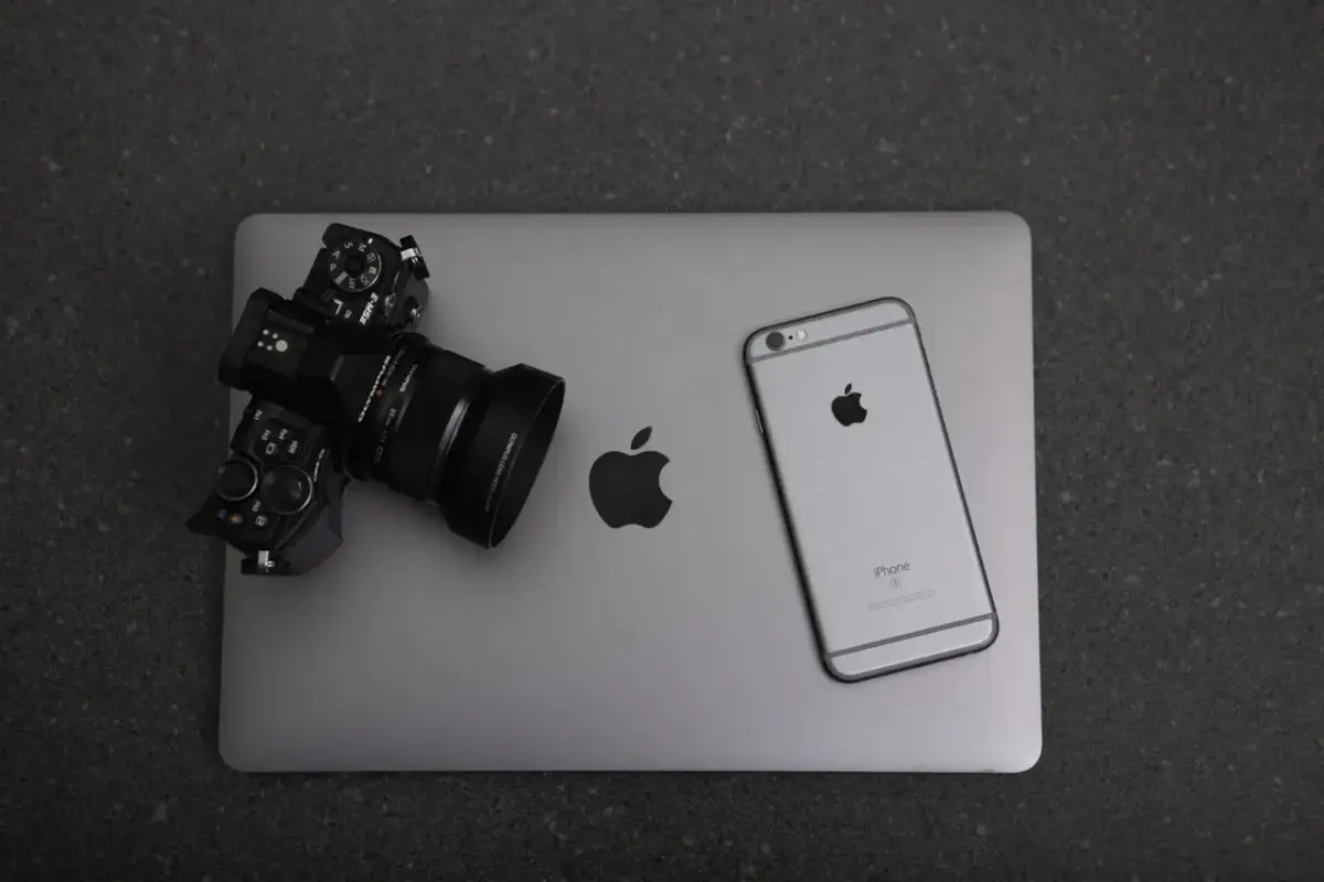 Co trzeba wyłożyć na taśmę na lotnisku? Kluczowe przedmioty do kontroli