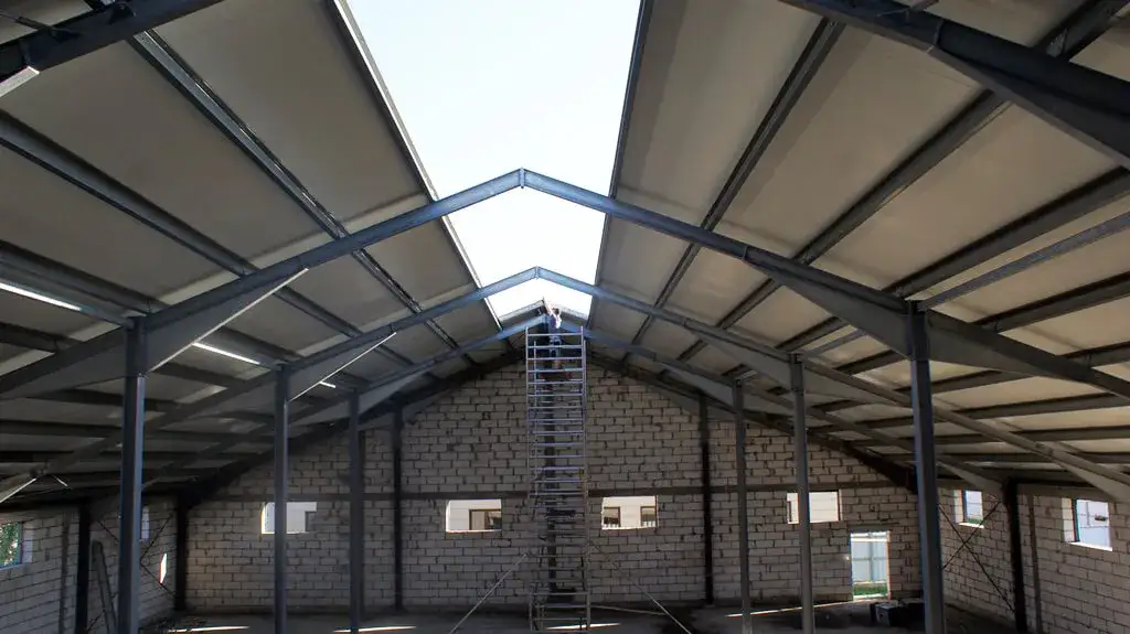 Płyta Obornicka na Dach: Tanie Rozwiązanie Czy Ryzyko? Oceń Sam