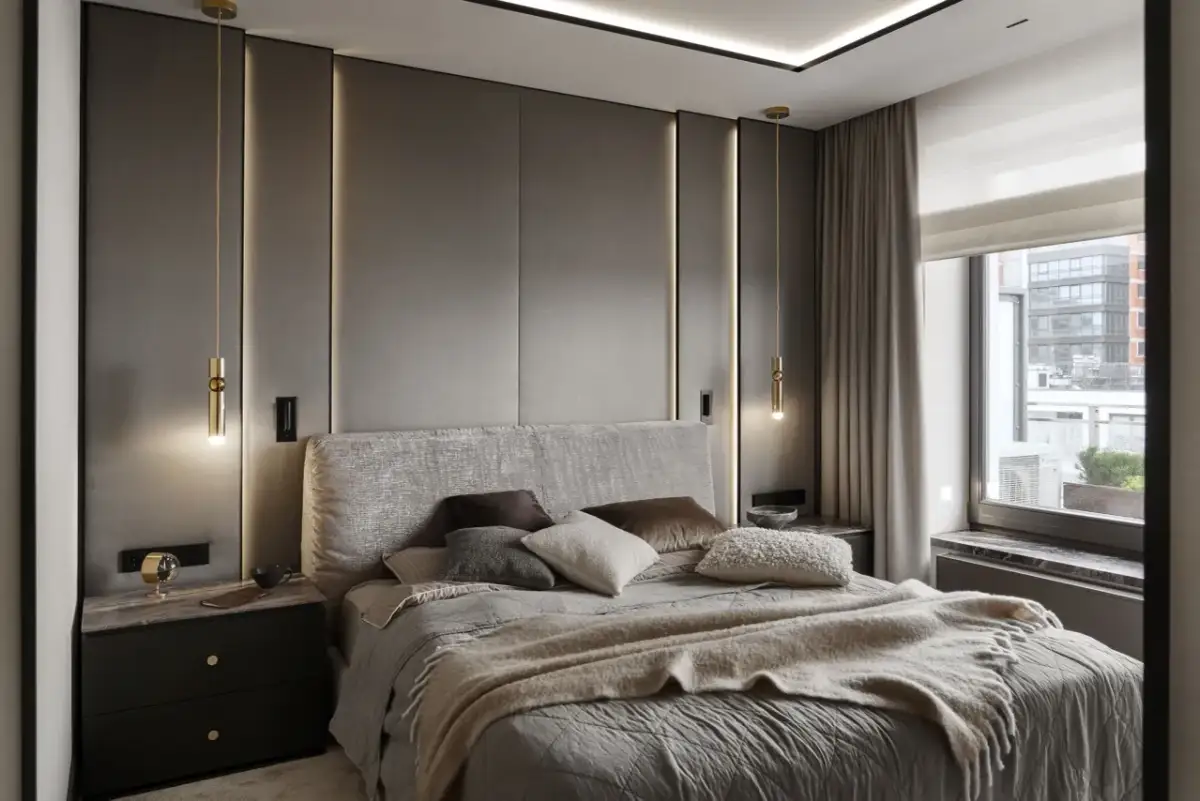 Elegancka sypialnia z tapicerowanym zagłówkiem i ozdobnymi panelami na ?cian? z podświetleniem.