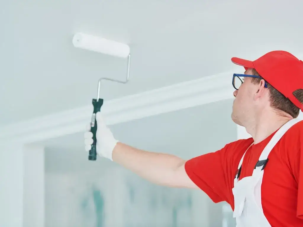 Jak malować sufit - od okna czy do okna, aby uniknąć smug?