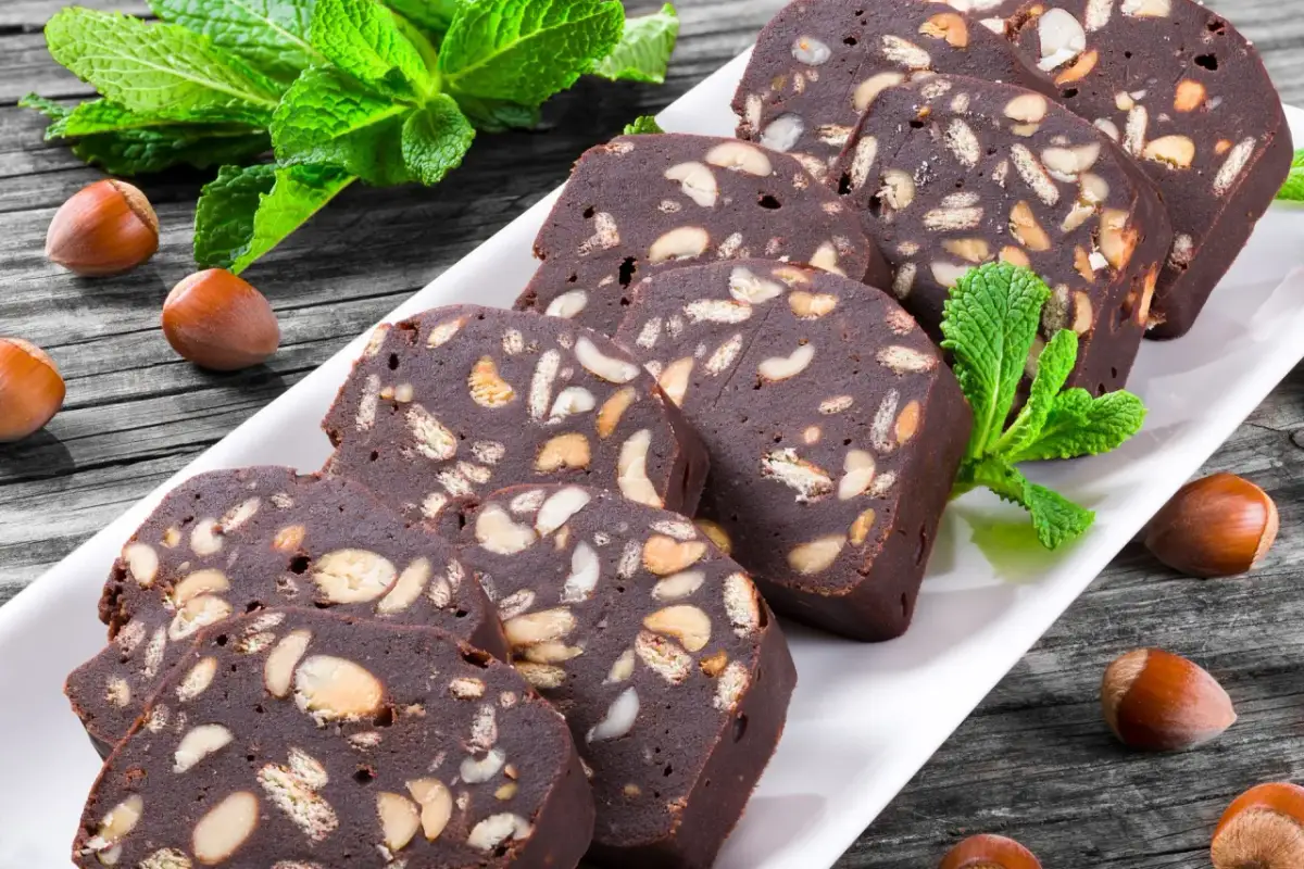 Czekoladowe ciasto salceson z orzechami i ciasteczkami, ozdobione miętą. Idealne na deser, łatwy przepis.