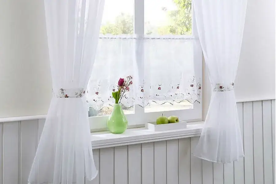 Idealne firany do kuchni? Poznaj trendy i wybierz mądrze!