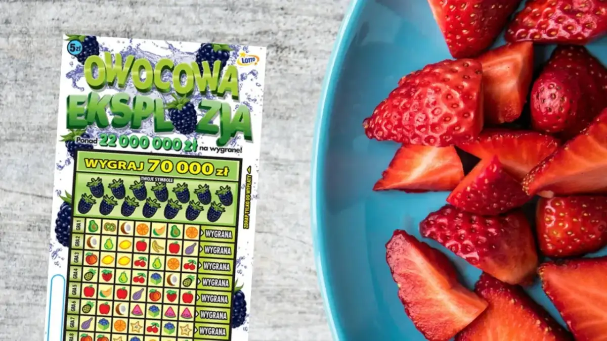 Zdrapka "Owocowa eksplozja" z jagodami i owocami, obok talerz pełen soczystych truskawek.