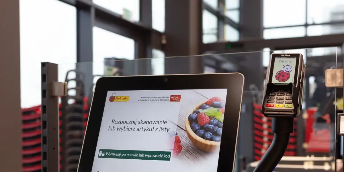 Ekran samoobsługowy Biedronki i terminal płatniczy z biedronką. Dowiedz się, jak założyć kartę Multisport Biedronka.