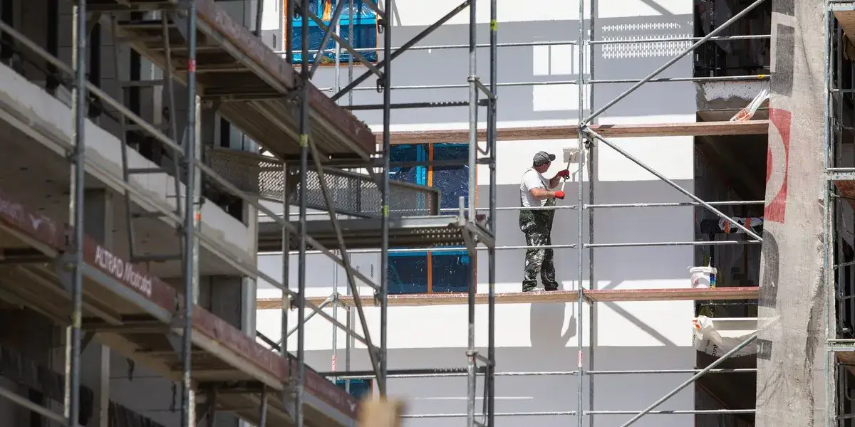 Ile zarabia pomocnik dekarza? Zaskakujące różnice w wynagrodzeniach