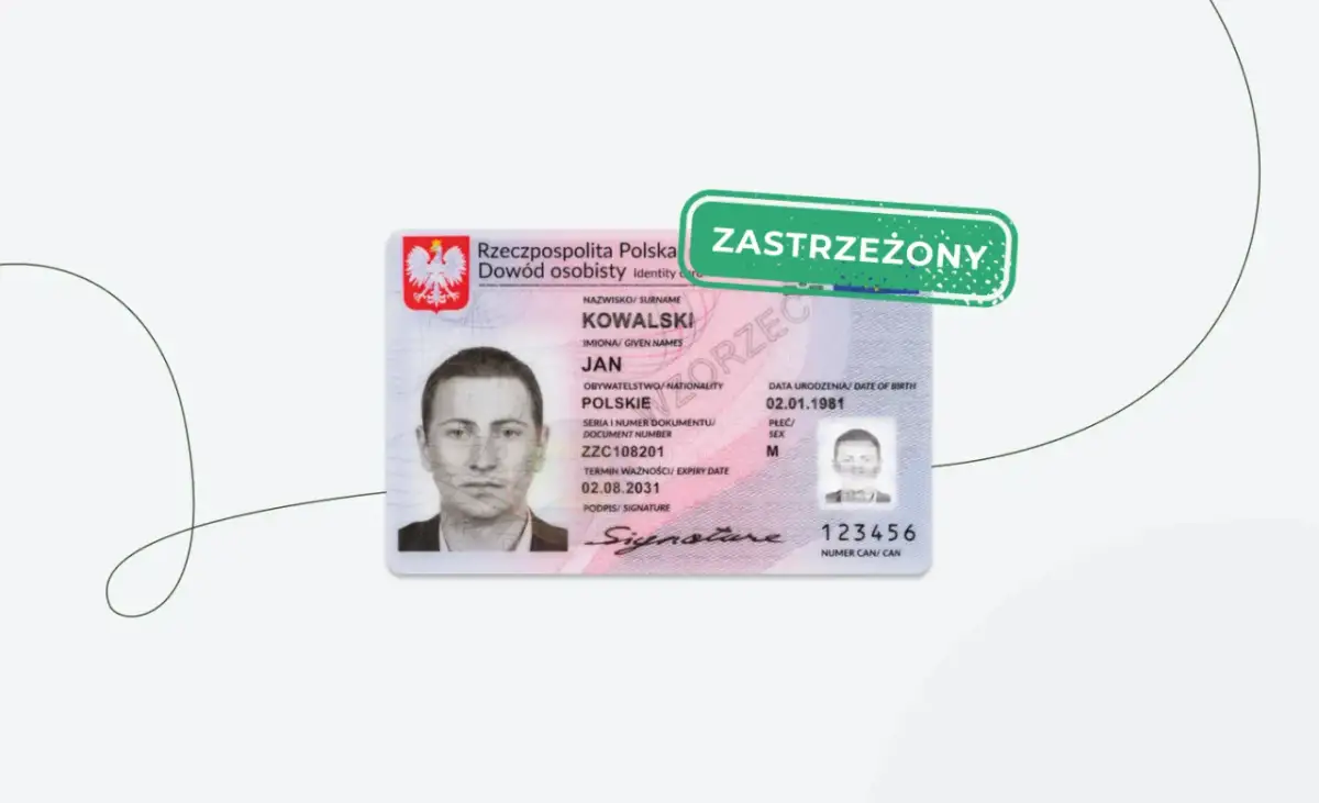 Dowód osobisty Jana Kowalskiego z zieloną naklejką "ZASTRZEŻONY". Dowiedz się, jak zablokować dowód osobisty w razie zgubienia lub kradzieży.