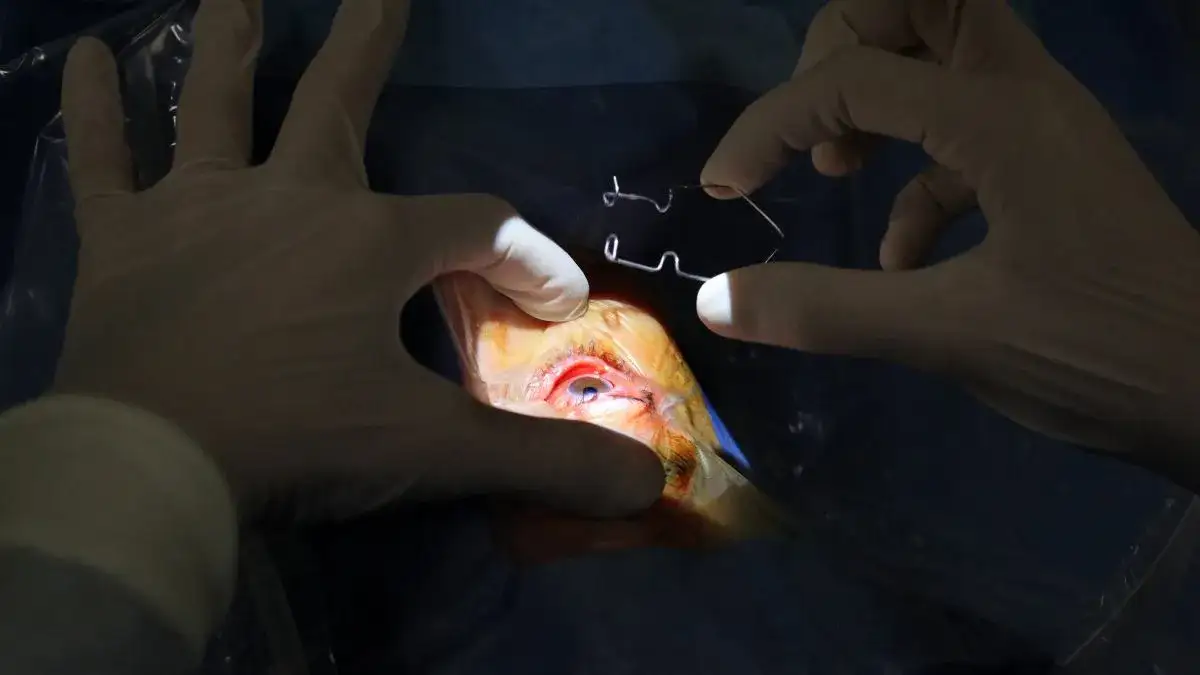 Czy po operacji zaćmy można oglądać telewizję? Oto ważne zalecenia