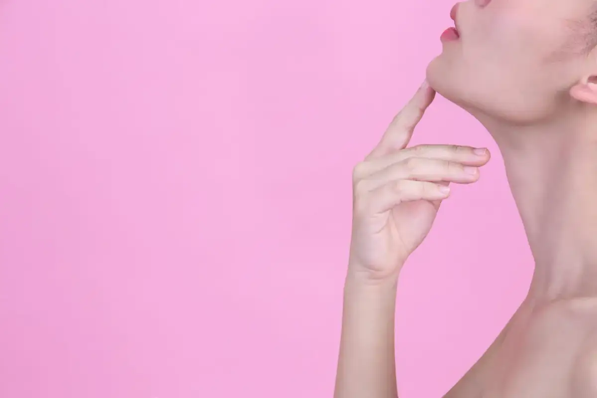 Pryszcze na szyi? Odkryj, co naprawdę je powoduje i jak je leczyć.