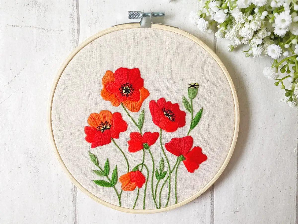 Haftowane maki na tamborku. Zobacz, jak wyhaftować kwiatka, tworząc ten piękny obrazek.