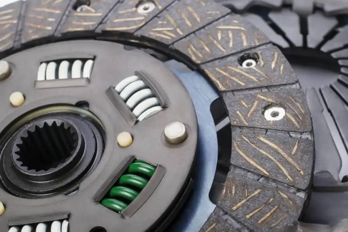 Sprzęgło samochodowe z widocznymi sprężynami. Gdy sprzęgło nie odbija, warto sprawdzić jego stan.