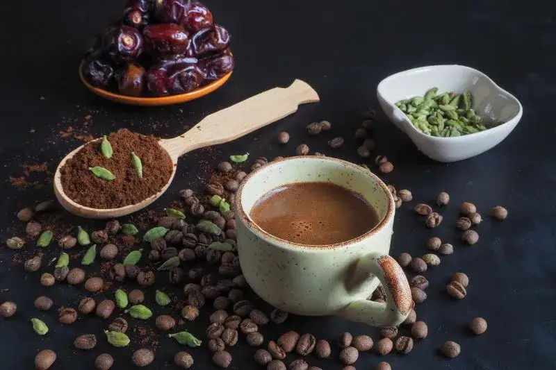 Jak zrobić pyszną kawę z kardamonem? Prosty przepis i najlepsze metody parzenia